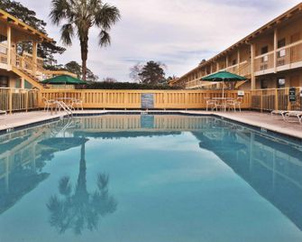 La Quinta Inn Savannah Midtown - Savannah - Piscina
