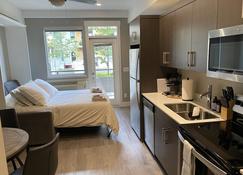 Great location, 5 minutes from downtown! - Kelowna - Kitchen