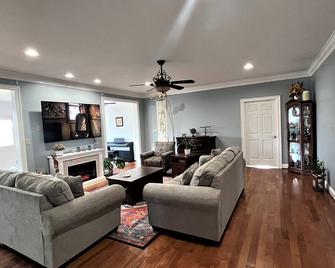 Escape to Nature: Exquisite Retreat Perfect for Gatherings near Charlottesville - Louisa - Sala de estar