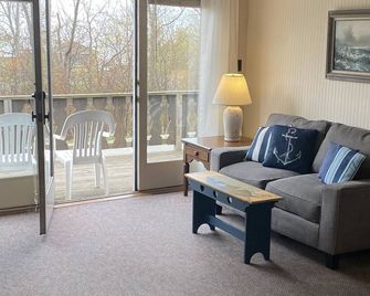 One Bedroom Cottage Near Central Egg Harbor - Egg Harbor - Living room