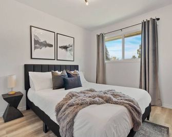 The Coal Stone throw away from Red Deer River 2BR House - Drumheller - Ložnice