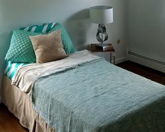 Split Level House (Top and Bottom Floor) in Hackensack, New Jersey 07601 NJ 0760 - Hackensack - Bedroom