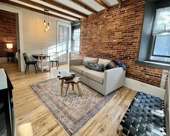 Lovely 1-bedroom in downtown Portsmouth steps to everything! - Portsmouth - Living room