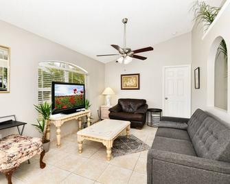 Entire Luxury home 3 bed 2 bath Near Disney! - Poinciana - Living room