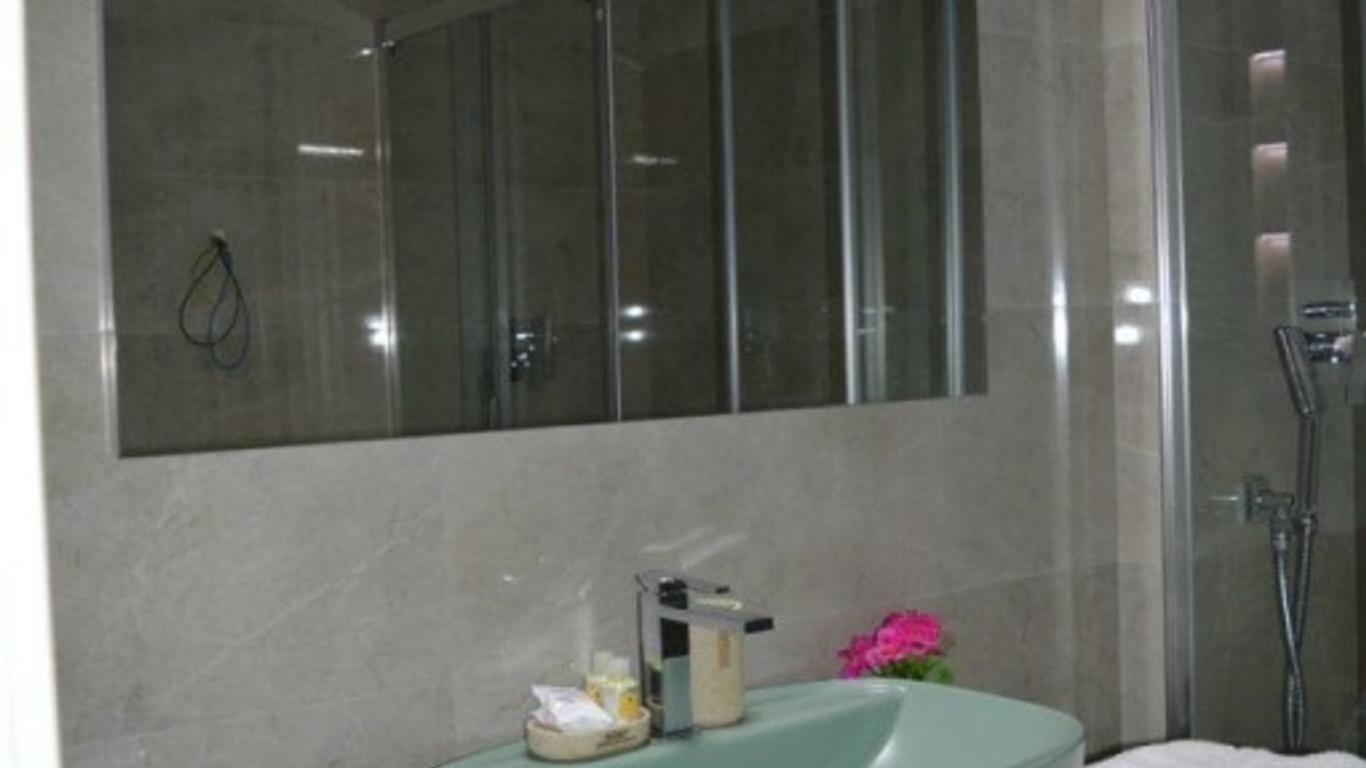 B&B Jolie center
