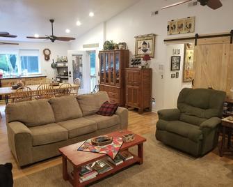 \' Nottely River Retreat\' - Murphy - Living room