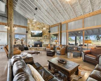 Bent Oak Highland Ranch and Concierge Services - Burnet - Lounge