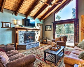Tranquil Twin Peaks Retreat: Hike, Ski & Swim - Twin Peaks - Living room