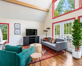 Hot Tub, Fire Pit, Deck, Grill, Wifi, Dog-Friendly - Inwood - Living room