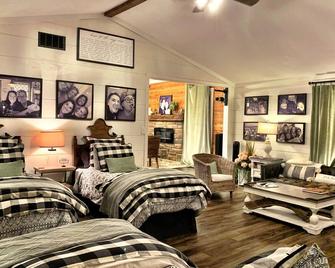 Six Keys: Full house sleeps 7. Bourbon farmhouse style! - Morganfield