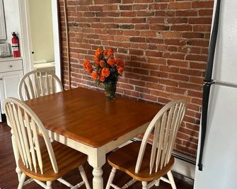 Studio Apt with Full Kitchen. 1 minute stroll over picturesque bridge into town. - Peterborough - Dining room