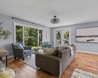 Hilltop Hideaway | Beach | Foosball | Arcade Games - Rimbey