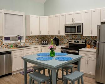 Stunning 2-Bed, 1-Bath Retreat Overlooking Blue Water Creek - Rogersville - Cocina