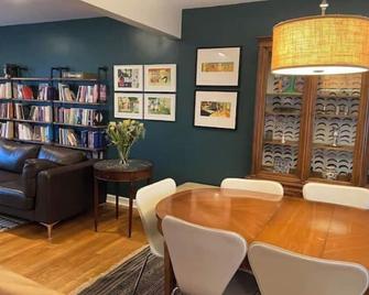 Welcoming Family Home close to everything - 5 Bdrms / 3.5 Baths. - Teaneck - Lounge