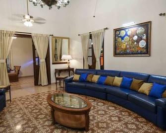 Surya Kiran Heritage Hotel - Panaji - Wohnzimmer