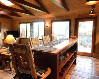 A Cozy Rustic Cabin Retreat - Carmel Valley - Comedor