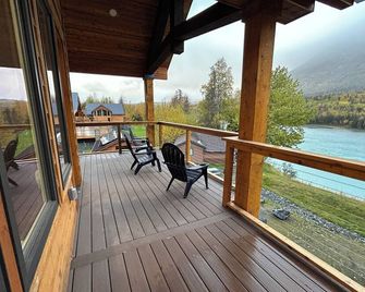 Luxurious Kenai River Condo with Stunning Mountain Views - Cooper Landing - Balcón