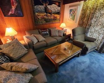 Cozy & Convenient Ski In/Ski Out Condo on Bromley Mountain - Peru - Living room