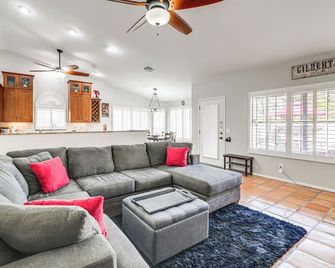 3 Mi to Dtwn: Home w/ Heated Pool in Gilbert - Gilbert - Living room