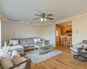 Montauk Harbour Beach House - 1st Floor An Ideal Montauk location - Montauk - Living room