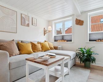 Pet Friendly Home In Roenne With Kitchen - Rønne - Pokój dzienny