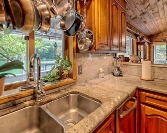 Hannahs Perch on Lake Burton with Private Top Patio and Bottom Dock - Clayton - Kitchen
