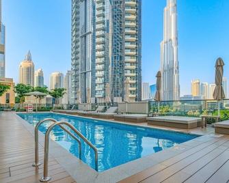 Chic high floor luxury 2BR in Downtown by Burj Khalifa & Dubai Mall - Garhoud - Pool