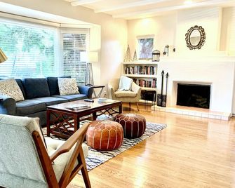 Casa Paloma: Enchanting Courtyard, Spacious Home in Peacefull Mission Hills - San Diego - Sala de estar