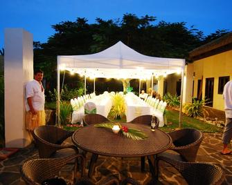 كراون بيتش ريزورت آند سبا - راروتونغا - شرفة مرصوفة