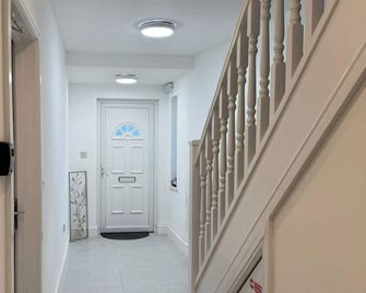Near Heathrow - Studio - Wifi - Parking - Sleeps 3 - Uxbridge - Gang