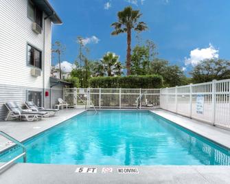 Super 8 by Wyndham Gainesville - Gainesville - Bể bơi