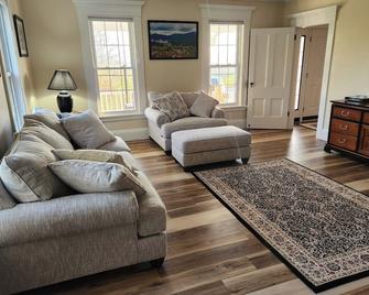 Charming 10+ Bedroom White Mountains Home close to Santa's Village and ski areas - Jefferson - Sala de estar