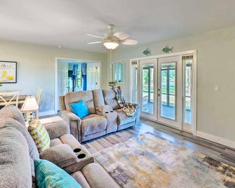 Lakeside Crescent City Cottage Boat and Dock! - Crescent City - Sala de estar