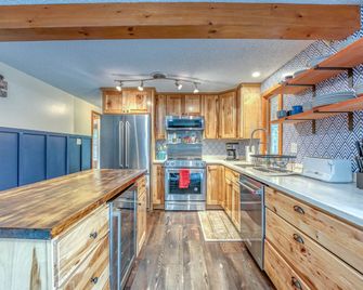 The Monk's Cottage-White Mountains, Pet Friendly - Woodstock - Kitchen