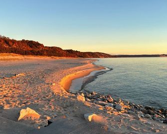 Beautiful modern farmhouse close to Lake Michigan and Frankfort, A/C, sleeps 8 - Elberta - Playa