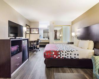 Econo Lodge South - Garner - Bedroom