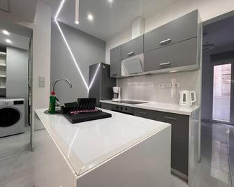 Wsd Athens Pireas Stylish 2bd Apt With City View Balcony - Piraeus - Keuken