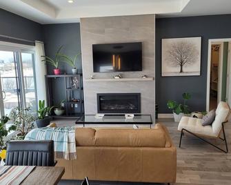 Waterfront Retreat - South Nation River - Casselman - Living room