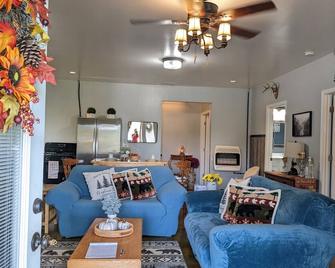 Farmette stay - Sparta - Living room
