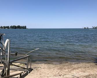 Fair Haven Family Cottage - Sterling - Beach