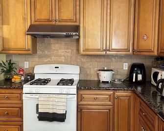 Large 2bd garden home w/ free parking near LAX, beaches, stadiums, freeways - גרדנה - מטבח