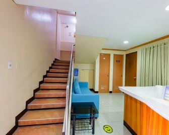 OYO 836 E & H Residences - Manila - Stairs