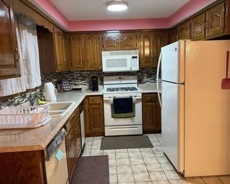 Full House/Heart of Worcester - Worcester - Kitchen