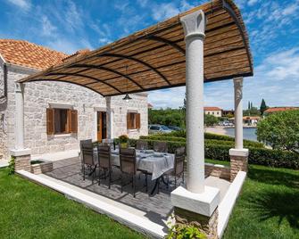Villa Loviste Paradise - Lovište - Patio