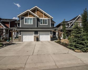 Rocky View Resort. - Cochrane - Budova