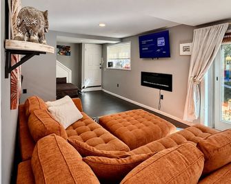 Maxine Manor Private Pool & Elevated Getaways - Douglasville - Stue