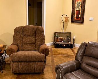 “Wine Down” in our beautiful wine themed townhome. - Ponchatoula - Sala de estar