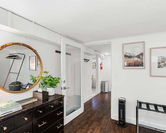 WARA01 - Raven in Law, Picturesque lower unit - Seattle
