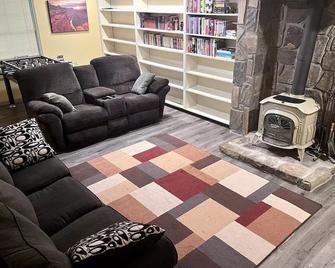 New Green Cedar Lodge, Nature Lovers Dr - Oak Ridge - Living room