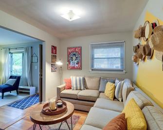 Ann Arbor Home with Deck, 2 Mi to Michigan Stadium! - Ann Arbor - Living room